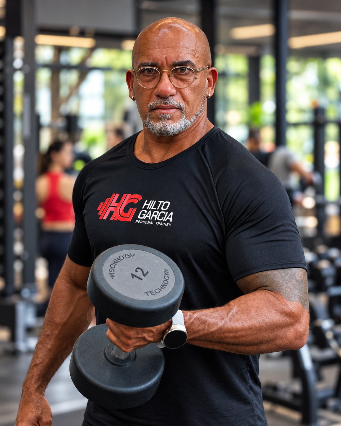 Hilto Garcia, personal trainer em Recife, segurando halter de 12 kg na academia